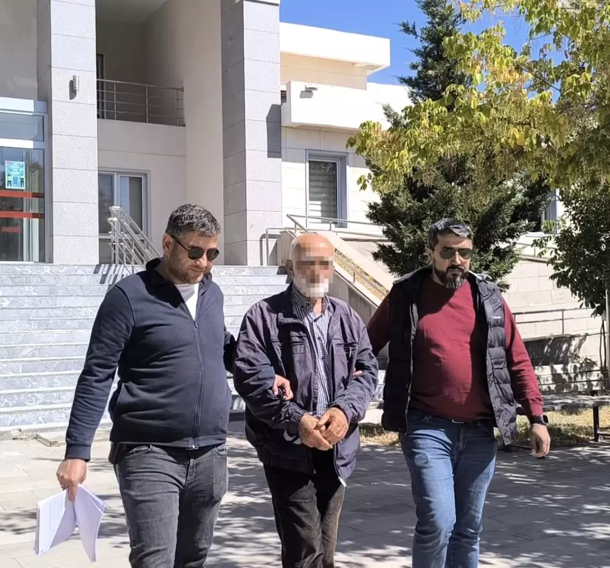 71 yasindaki firari kardes kimligi ile yakalandi WPJcsRAX