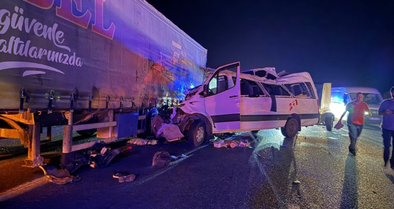 son dakika tarsusta can pazari tarim iscilerini tasiyan minibus tira carpti 3 olu 16 yarali vAdlfSXX