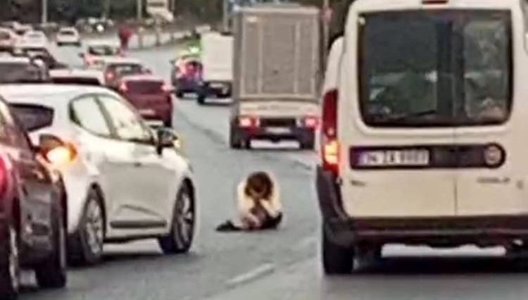 trafikte korku dolu anlar rgEL79RH