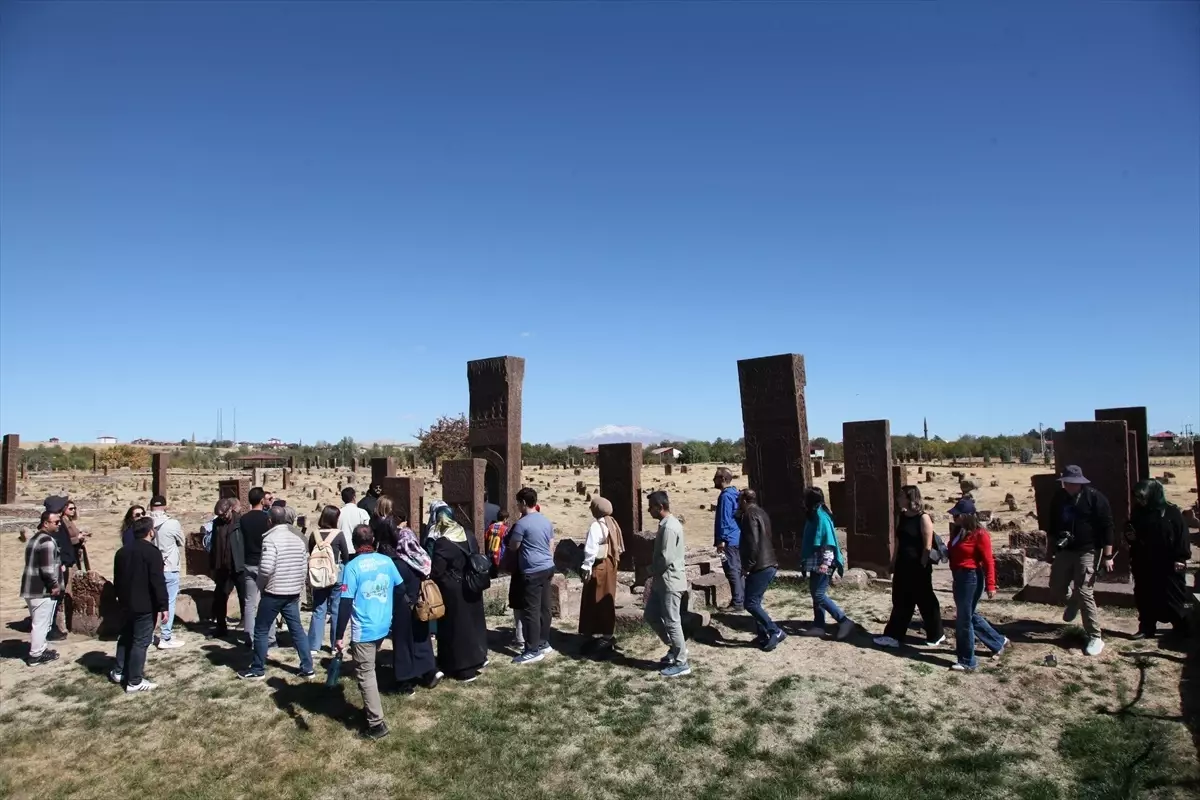 dogaseverler ahlattaki tarihi ve turistik alanlari gezdi AnVp1KSn