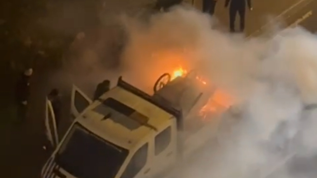 istanbulda seyyar satici zabita aracini atese verdi CNhpkL4L.jpg