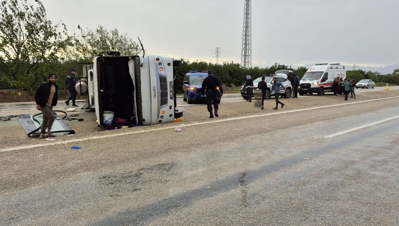 tarim iscilerini tasiyan midibus devrildi11 yarali gvpDp6u7.jpg