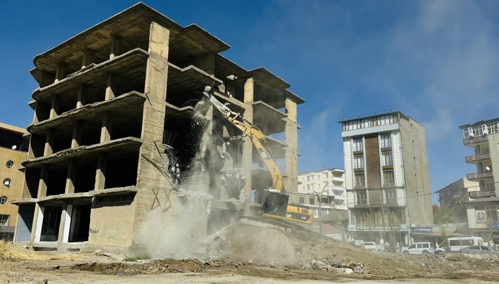 yuksekovada insaat halindeki bina yikildi WtraXR7C