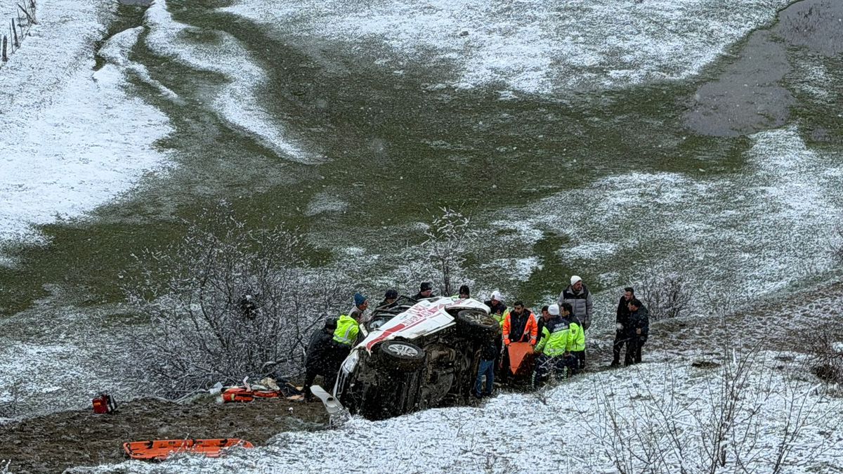 Uçuruma Düşen Ambulans: 1 Ölü, 4 Yaralı